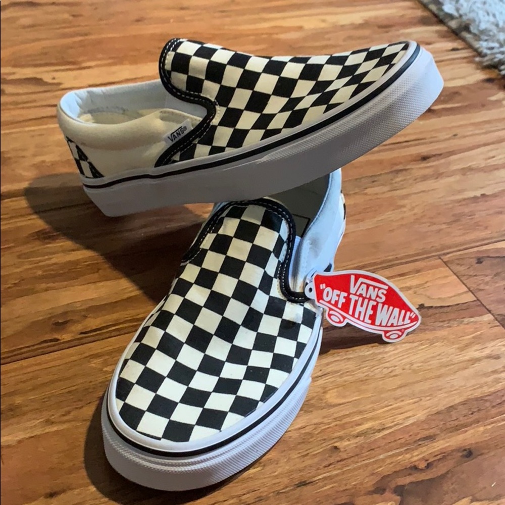 MENS 6/WOMENS 7.5 Checkered slip on Vans